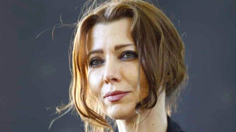 Elif Şafak, Financial Times’a yazdı: Gençlik değişim istiyor, en popüler rakibin adil olmayan bir şekilde hapse atılmasıyla sandık da tehlike altında