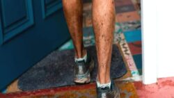 Evde sokak ayakkabılarıyla dolaşmak riskli mi?