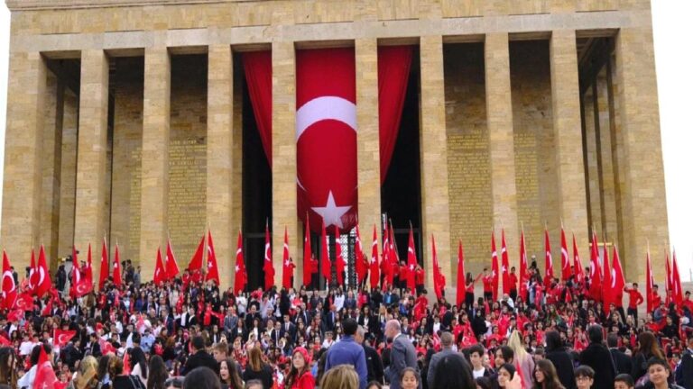 Gazeteci Murat Yetkin: 23 Nisan sadece yasaklar değil, seçme ve seçilme hakkı gölgesinde kutlanıyor
