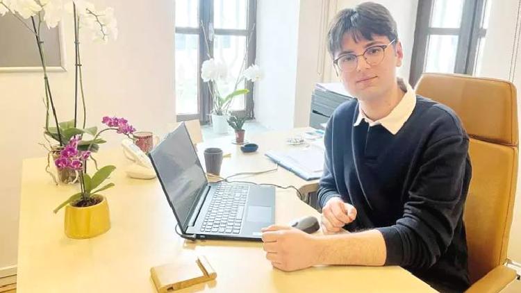 Kabataş Erkek Lisesi öğrencisi Cemil Türk, Harvard’da lise öğrencilerine yönelik düzenlenen makale yarışmasını kazanan ilk Türk oldu