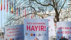 Kadınlardan Alevi katliamına karşı “insan zinciri”