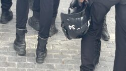 Polislerin kask numaralarını siyah bantla kapatması gündemde: “Olası bir hak ihlali durumunda failin tespitini imkânsızlaştırıyor”