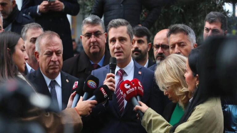 CHP Sözcüsü’nden Bakan Yerlikaya’ya otobüs tepkisi: Görev tanımınızda montajcılık mı var?
