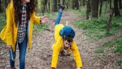 Düşen insanlara neden güleriz?