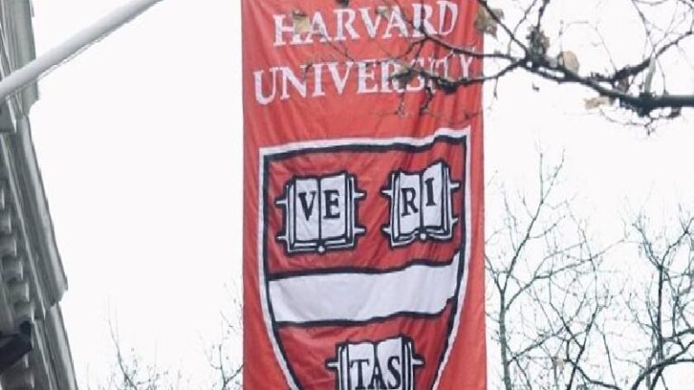 Harvard, fon kesintilerine karşı üniversite araştırmaları için 250 milyon dolar ayıracak