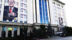 Kulis haber: Bazı bakan ve milletvekilleriyle AKP Genel Merkezi’nde konuşan Cumhurbaşkanı Erdoğan, Terörsüz Türkiye sürecinin 2 hafta içinde netleşeceğini söyledi