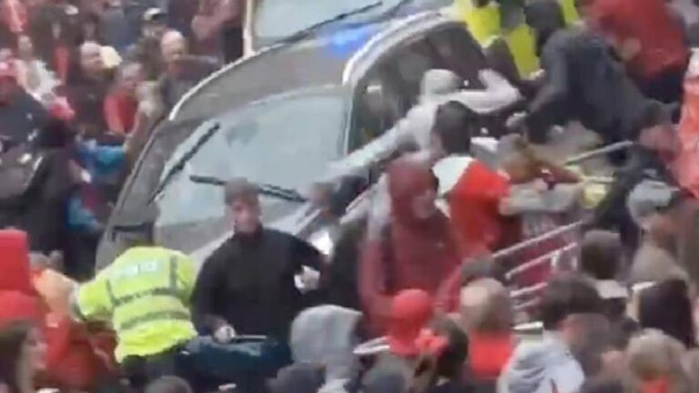 Liverpool’da bir araç, geçit töreninde kalabalığın arasına daldı: 47 yaralı