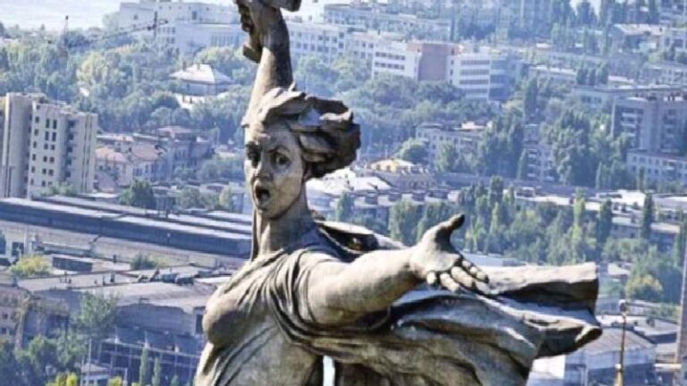 Sovyetler’in ünlü heykelinden ceset çıktı!