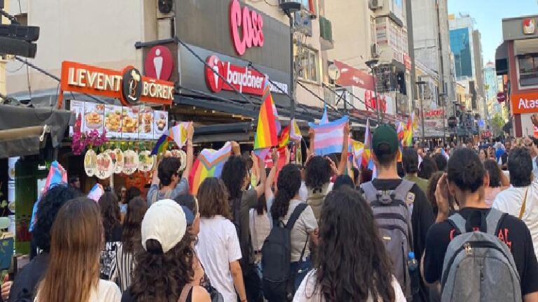13. İzmir Onur Yürüyüşü yapıldı: Doğduğumuz, aşık olduğumuz, yürüdüğümüz sokakları terk etmeye niyetimiz yok