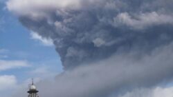 Endonezya’da yanardağ patlaması: Uluslararası uçak seferleri iptal edildi