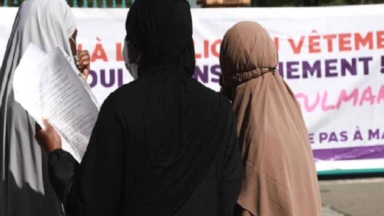 Fransız vekilden İslamofobinin başörtülü kadınlar üzerindeki etkisini araştıracak komisyon talebi