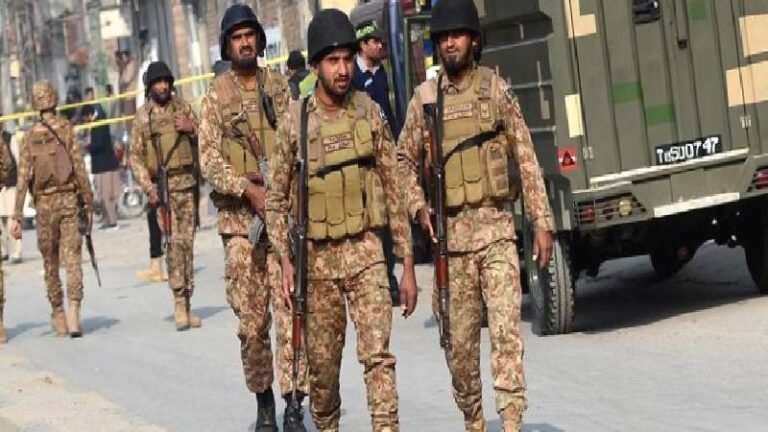 Pakistan’da bombalı saldırı: 13 asker öldü, 24 kişi yaralandı
