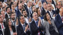 Tarihçi Ali Yaycıoğlu’ndan Kılıçdaroğlu’na ‘kurultay’ çağrısı: Özgür Özel’in yanında olmazsa milyonlarca insanın öfkesinin döşediği hatta yerini alır