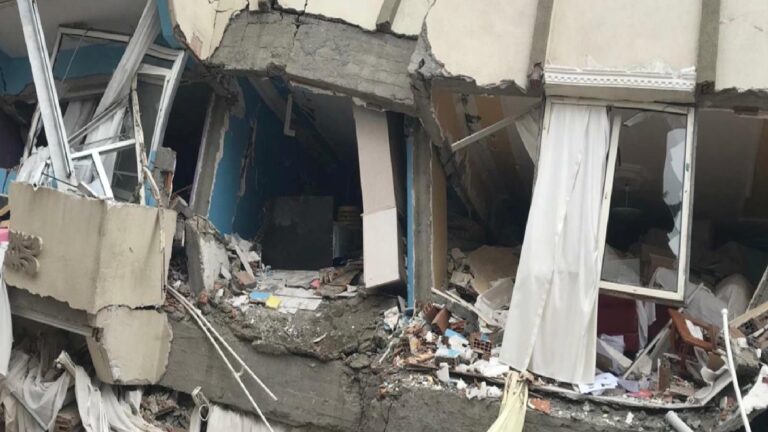 Depremde 21 kişiye mezar olan Arı Apartmanı soruşturması: Müteahhit, yapı sahibi ve belediye görevlileri için “asli kusurlu” tespiti yapıldı, iddianame hâlâ hazırlanmadı