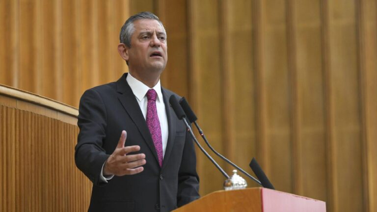 İBB Meclisi’nde Özgür Özel tartışması: Kürsüden inmeden soruşturma açıldı, troller iftira atsın; o ‘halkı yanıltıcı bilgiyi yaymak’ olmasın öyle mi?