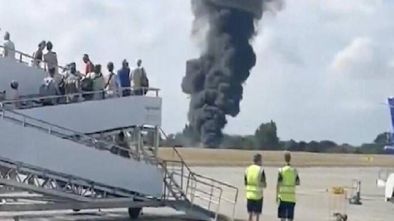Londra’da havalanan uçak kısa sürede düştü, uçak alevler içinde kaldı