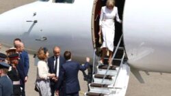 Macron ve eşi arasında soğuk rüzgarlar; uçaktan inerken elini tutmadı
