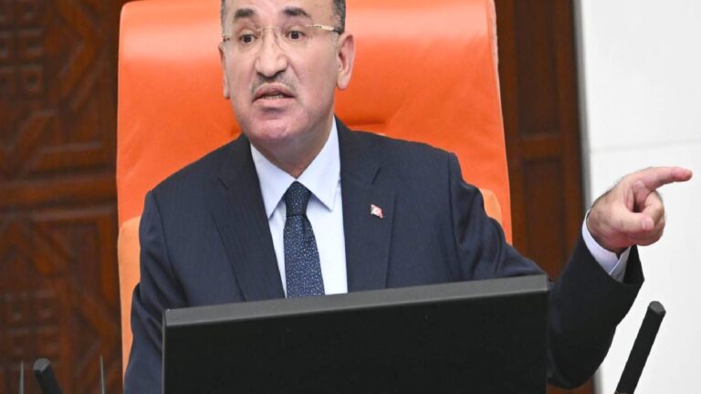 Meclis Başkanvekili Bekir Bozdağ, kanun teklifi görüşmeleri sırasında AKP sıralarından gelen kahkahaya tepki gösterdi: Burası kahvehane değil, dışarı çıkın!