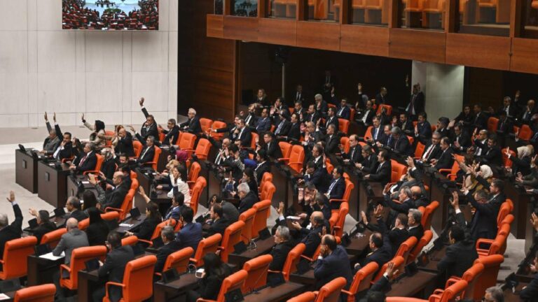 Tartışmalı İklim Kanunu yürürlüğe girdi