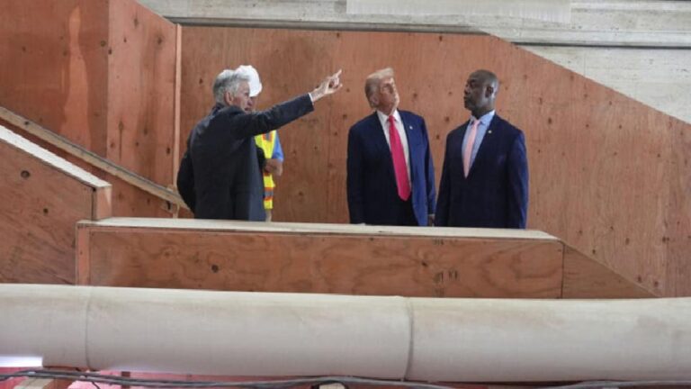 Trump’tan yeni Powell açıklamaları