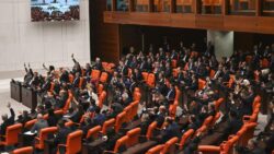 Zeytinliklerin madencilik faaliyetlerine açılmasını öngören tartışmalı kanun teklifinde, ilk 11 madde Meclis’ten geçti: İşte detaylar…