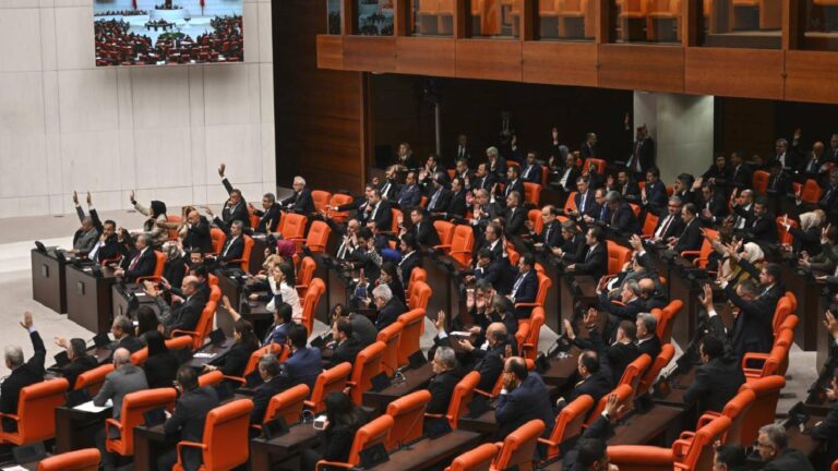 Zeytinliklerin madencilik faaliyetlerine açılmasını öngören tartışmalı kanun teklifinde, ilk 11 madde Meclis’ten geçti: İşte detaylar…