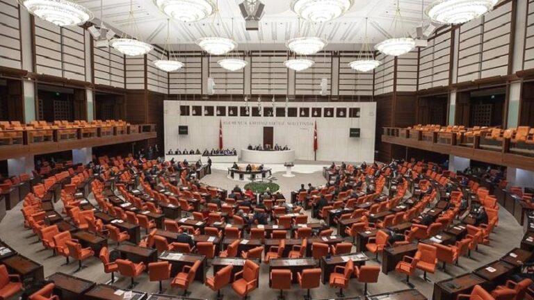 Aralarında Ümit Özdağ, Cemal Enginyurt, Koray Aydın da yer aldı; 200’ü aşkın siyasetçi ve aydından “yeni anayasa” bildirisi