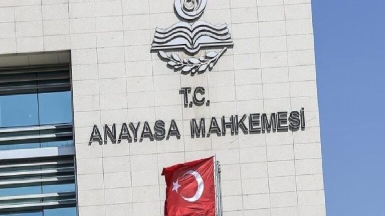 AYM’den, göreve iade edilen KHK’lı kamu görevlisinin “tazminat isteyemeyeceğine” ilişkin düzenlemeye iptal