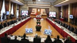 Çukurca gazisi takma gözünü eline alıp komisyon üyelerine seslendi: Burada alacağınız kararlarla ilgili hem millete hem devlete hesap vereceğiz