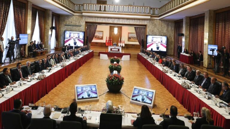 Çukurca gazisi takma gözünü eline alıp komisyon üyelerine seslendi: Burada alacağınız kararlarla ilgili hem millete hem devlete hesap vereceğiz