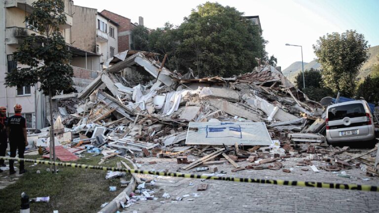 Depremde yıkılan binanın kolonlarının kesildiği iddia edildi