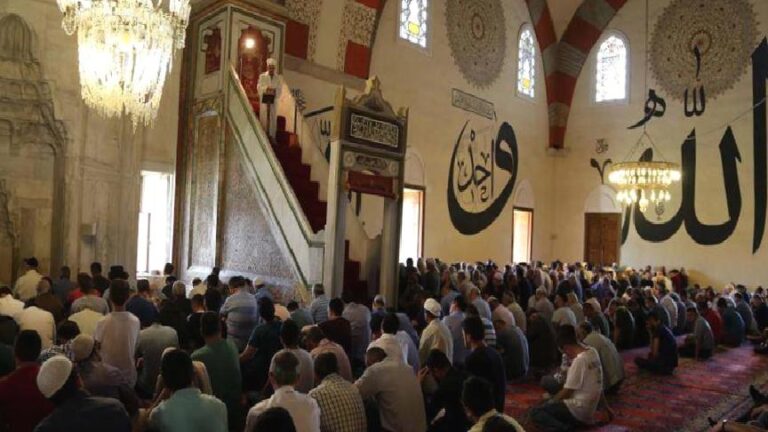 Ertuğrul Özkök: Geçen cuma namaza giden iki muhafazakâr yazar neler gördü, diyanet için neler yazdı?