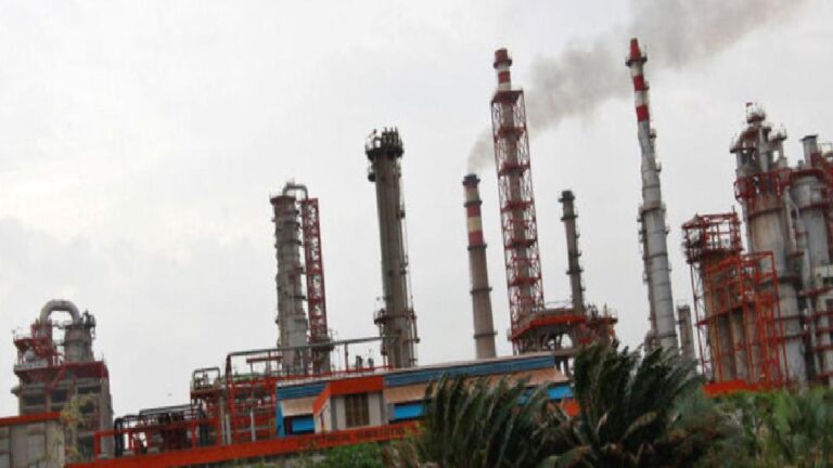 Hindistan, Trump’ın tehditlerine rağmen Rusya’dan petrol ithalatını sürdürecek