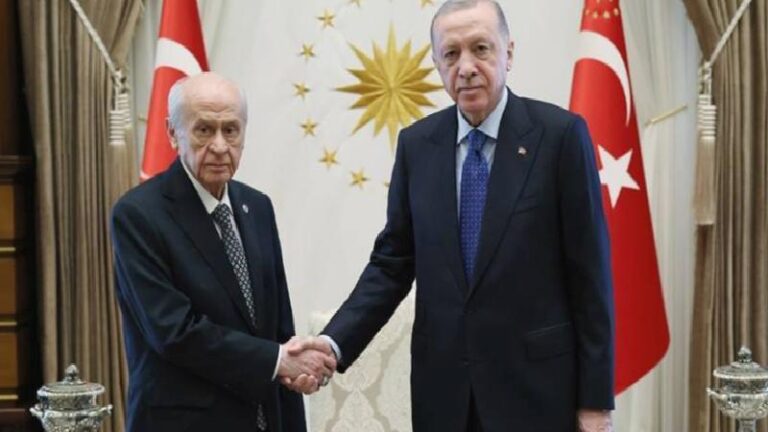 Karar yazarı Bayramoğlu: Bahçeli, AK Parti’yi rahatsız edecek somut ve cesur öneriler ortaya atmaktan, Erdoğan’ı zorlamaktan geri durmuyor