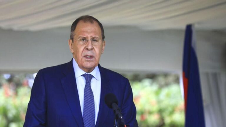 Lavrov: Putin, Zelenskiy’le görüşmeye hazır