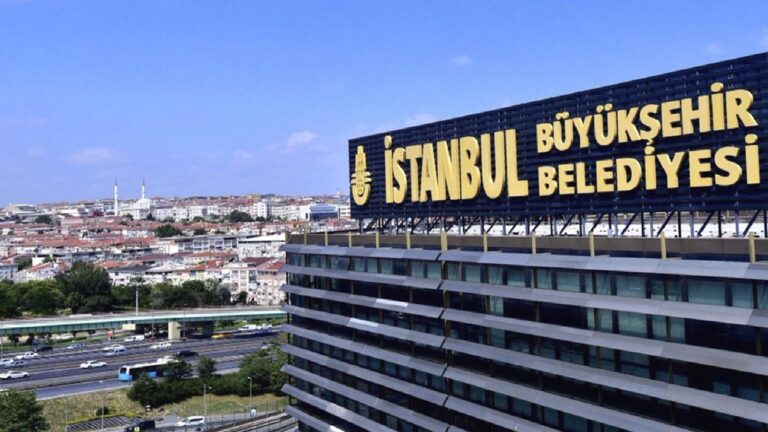 Özgür Özel’in “İBB davası borsası kurdular” dediği avukat, evini ‘kendi isteğiyle aratıp’ tahliye edilen Özgüner’in avukatı çıktı