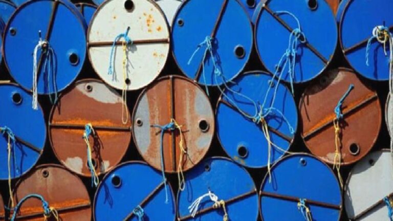 Petrolde stok verileri öncesinde yatay seyir