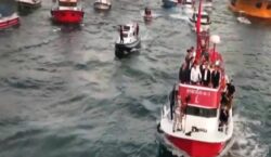 Sinop’taki teknelerden CHP mitingi için konvoy: Özgür Özel dümene geçti, miting alanına balıkçı teknesiyle gitti