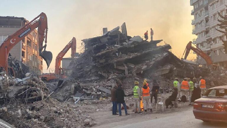 6 Şubat depremlerinde yıkılan Cemil Çapar Apartmanı davasında müteahhitten aynı savunma: Depremi Allah yaptı, kusurum yok