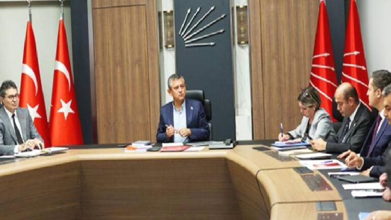 CHP İstanbul il yönetimi görevden alındı; Özgür Özel MYK’yı olağanüstü topluyor