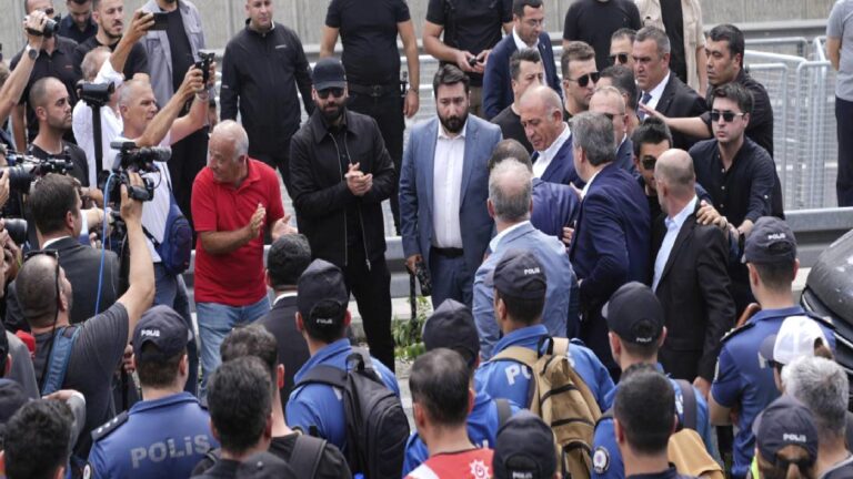 Murat Yetkin: Gürsel Tekin polisle girdiği binadan “Al polislerini git” diye çıkarılmış