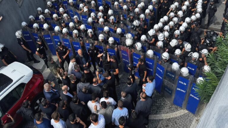 Ümit Dikbayır, milletvekillerine polis müdahalesini Numan Kurtulmuş’a sordu: Bu tabloyu daha ne kadar izleyeceksiniz?