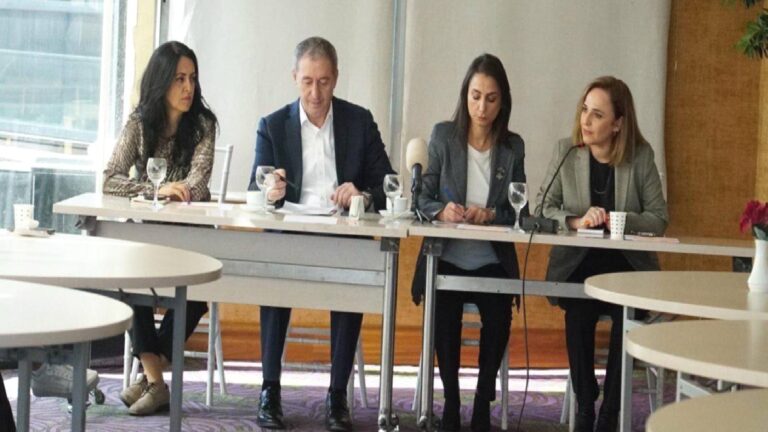 DEM Parti Eş Genel Başkanları Hatimoğulları ve Bakırhan, Akil İnsanlar heyetlerinde yer alan aydın ve yazarlarla bir araya geldi