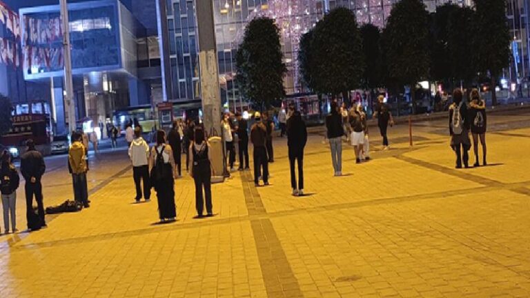 “Duran Adam” eylemi sırasında gözaltına alınan 19 genç, 8 Ekim’de hakim karşısına çıkacak