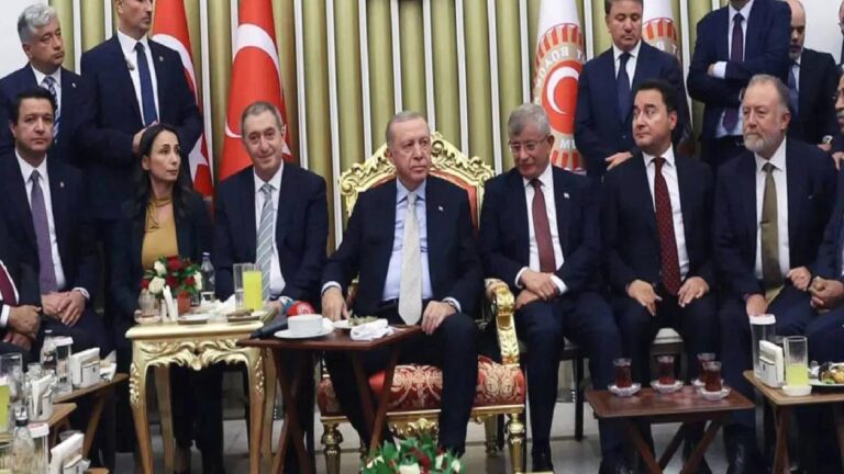 Erdoğan ile fotoğrafı gündem olan Davutoğlu: Surat asmanın alemi ne; Özel’in de tepkisini anlıyorum ama katılmalıydı
