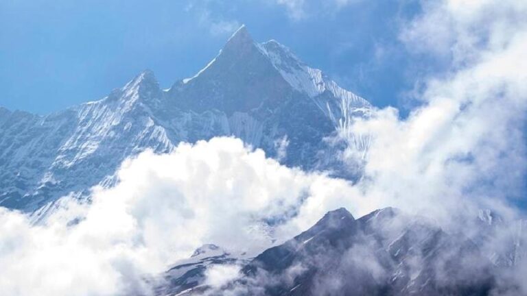 Everest Dağı’nda kar fırtınası nedeniyle mahsur kalan yüzlerce kişi için kurtarma çalışmaları sürüyor