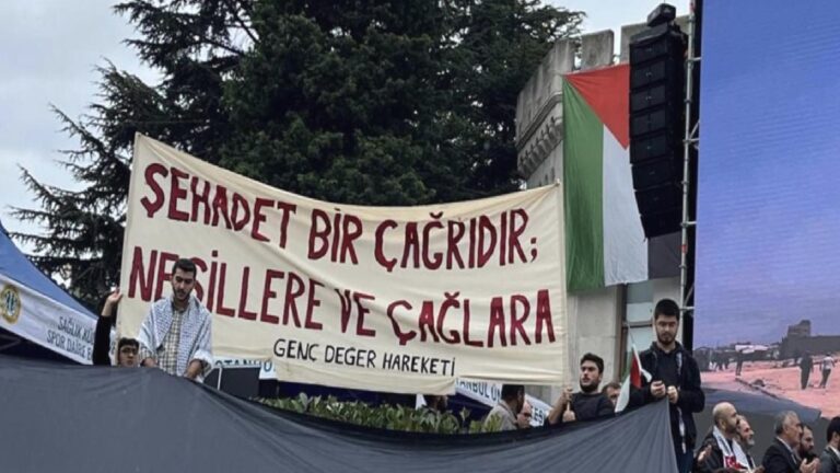 İstanbul Üniversitesi’ndeki Gazze etkinliğinde şeriat pankartı açıldı, tekbir getirildi
