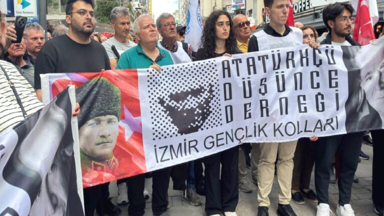 İzmir’de 10 Kasım’ın ara tatile denk getirilmesi protesto edildi
