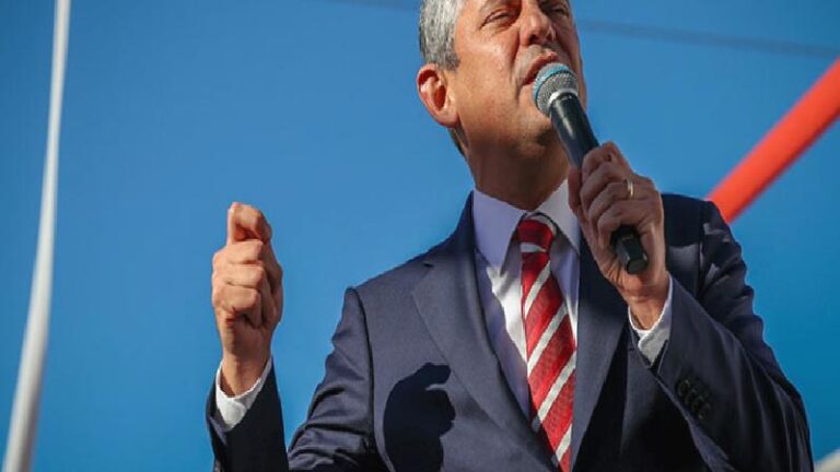 Özgür Özel’den Cumhuriyet yürüyüşünde iktidara sert çıkış: Cumhuriyet’i taşıyan kolonlar inceltilip hedef alınmıştır!