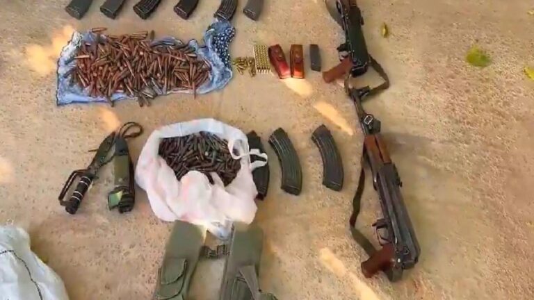 Tarlada taş ve tezek yığını arasına gizlenen silah ve uyuşturucu ele geçirildi: 12 gözaltı